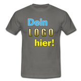 Männer T-Shirt von Gildan - Beispiel-Logo - Graphit